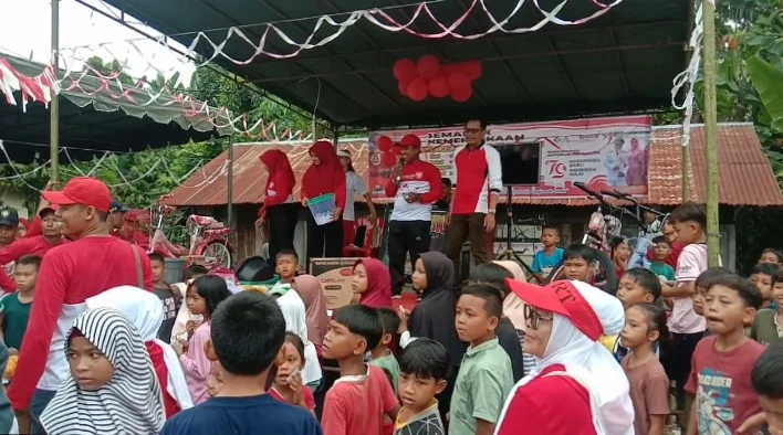 Camat Pagar Merbau Bersama Kepala Desa Sukamandi Hilir Berikan Hadiah LuckyDraw Jalan Santai Kepada Warga IMG-20240818-WA0017