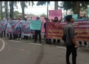 Masa Demo Geruduk Kantor Bupati Deliserdang Tuntut Pejabat Cawe Politik Ditindak  