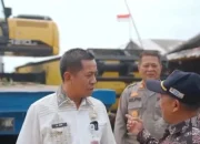 DIsambut Antusias Warga Bupati Karawang H Aep Syaepuloh Uji Coba Amphibious Excavator Untuk Masyarakat Pesisir