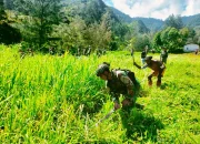 Satgas Yonif Raider 323/Buaya Putih Kostrad Laksanakan Pengamanan Keliling