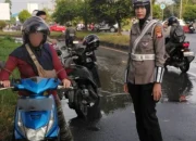 Satlantas Polres Kubu Raya Himbau Pengendara Waspada Dijalan Disaat Musim Hujan