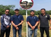 Dititik Rawan Kecelakaan, Mahasiswa KKN UBP Karawang Lakukan Pemasangan Kaca Mirror 