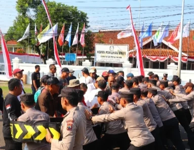 Jelang Pilkada 2024, Polres Pekalongan Gelar Latihan Sispamkota IMG_20240811_125027