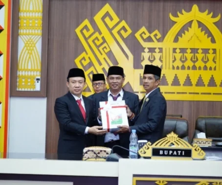 Pj.Bupati Pringsewu DPRD Sahkan APBD-P 2024 & RPJPD 2025-2045 Sekaligus Sampaikan APBD 2025 IMG_20240817_101742