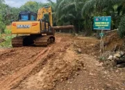 Pasang Gorong-gorong di Desa Engkangin, Satgas TMMD Ke-121 Kodim 1210/Landak Gunakan Alat Berat