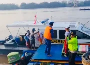 Kapal Satpolairud Polres Muba Sigap Bantu Seberangkan Warga dan Anak Sekolah