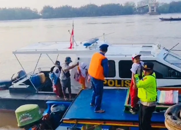 Kapal Satpolairud Polres Muba Sigap Bantu Seberangkan Warga dan Anak Sekolah IMG_20240820_163500
