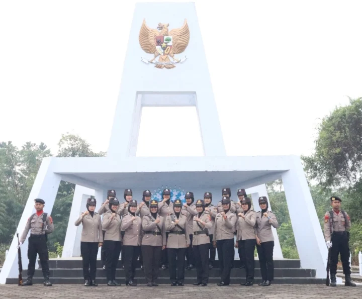 Tabur Bunga, Polwan Polres Pekalongan Gelar Upacara Ziarah IMG_20240822_141510