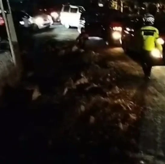 Akibat Proyek Pengaspalan, Jalan Poros Maros-Bone Macet IMG_20240825_182300