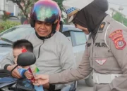 Bagikan Bunga Mawar, Polwan Polda Sultra Rayakan Hari Jadi Ke-76