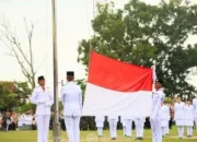 Bendera merah putih berkibar dilangit biru Kabupaten Labuhanbatu bersamaan dengan pelaksanaan upacara peringatan HUT Ke-79 RI tahun 2024. 
