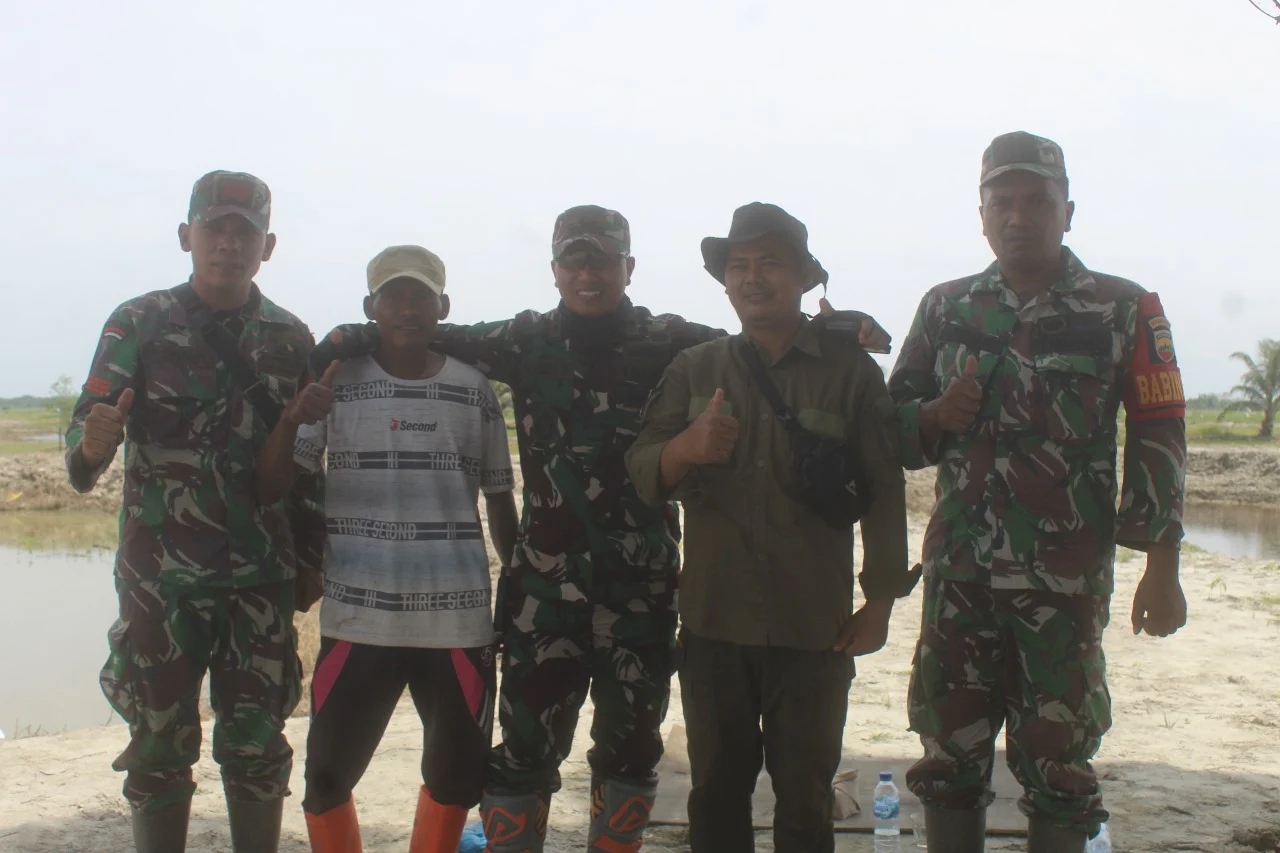 Dandim 0321 Rohil Tinjau beberapa Lokasi Persawahan Rokan Baru Pesisir Yang Terancam Kekeringan IMG-20240907-WA0032