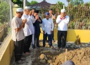 Peletakan batu pertama untuk pembangunan gerbang gapura Masjid Fatimah yang dilakukan oleh Ketua BKM Masjid Fatimah, Dr. Shakholid Nasution MA