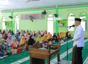 Wirid Rutin ASN Pemkab Pasaman, Bupati Sabar AS serahkan hadiah Umroh.