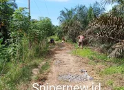 Kegiatan Bakti Sosial Warga Memperbaiki Infrastruktur Jalan 