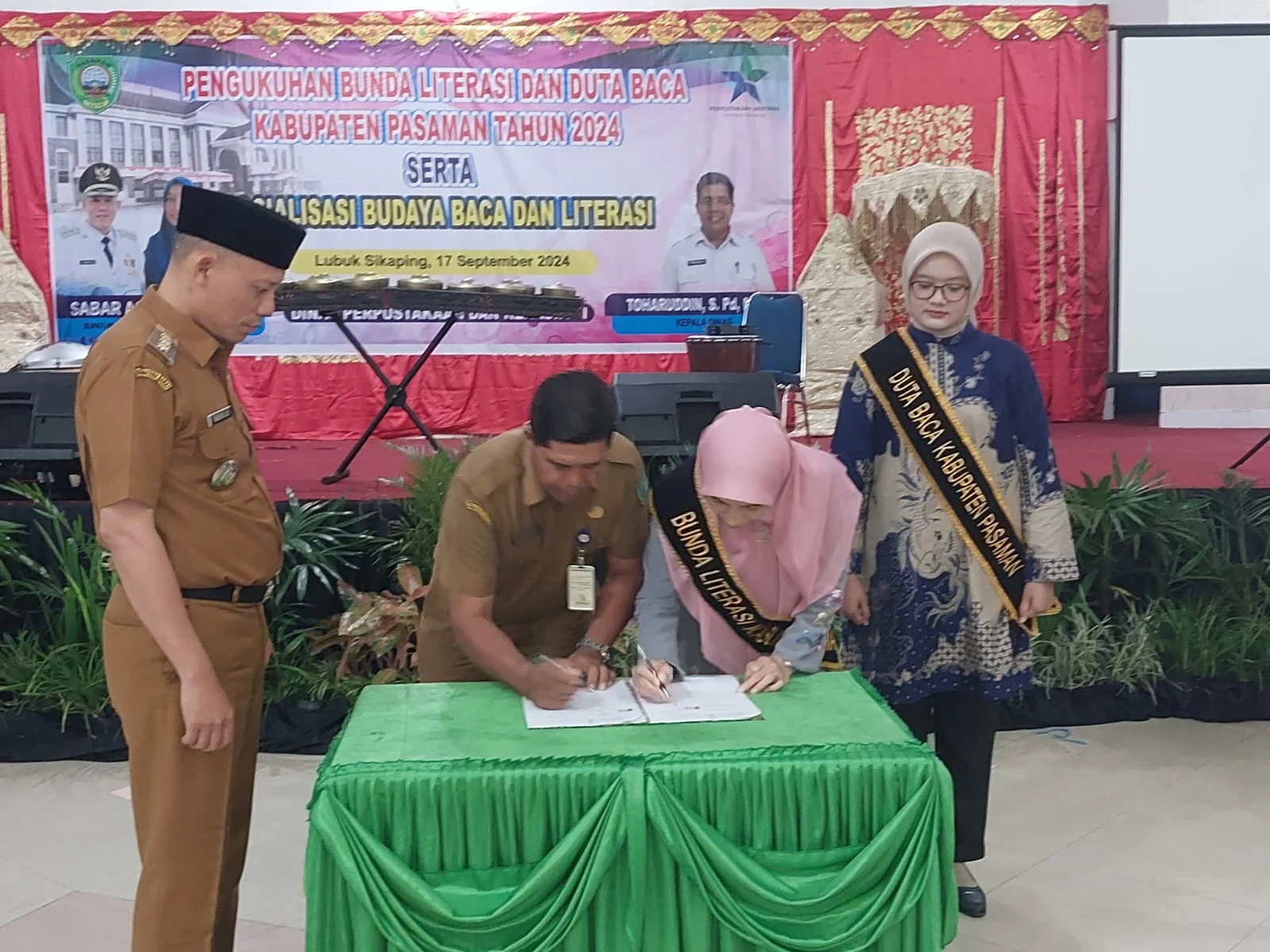 Kukuhkan Bunda Literasi dan Duta Baca, Bupati Sabar AS Ingatkan Syarat Menjadi Bangsa yang Besar IMG-20240917-WA0036