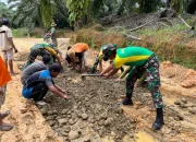 Satgas Pamtas Yonarmed 11 Kostrad dan Warga Gotong Royong Perbaiki Jalan Rusak di Desa Seikaduyan Taka