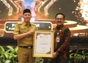 Bupati Sabar AS Kembali di Anugrahi PARITRANA AWARD dari Gubernur Sumbar