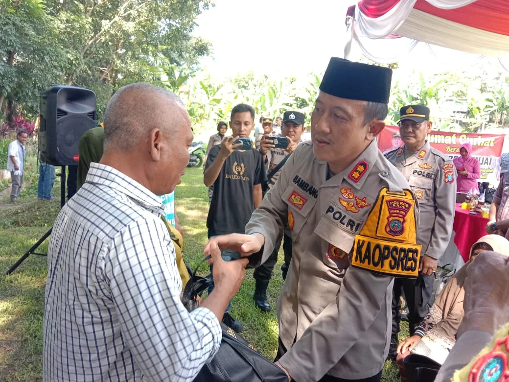 Kapolres Binjai Sapa Warga Limau Sundai Melalui Jumat Curhat Serta Bhakti Sosial IMG-20240927-WA0307(1)