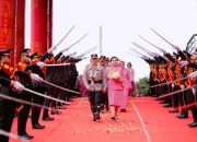 Dilepas Dengan Tradisi Pedang Pora, Komjen A Rachmad Wibowo dan Istri Tak Kuasa Meneteskan Air Mata.