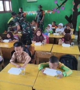 Peduli Anak Sekolah, Kodim 1430/Konawe Utara Berian Makan Bergizi Gratis Kepada Siswa Siswi Kurang Mampu IMG_20240901_103911