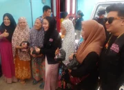 Pembagian Paket Sembako Bersama Nandriani Octarina Calon Wakil Walikota Palembang di Kelurahan 28 Ilir