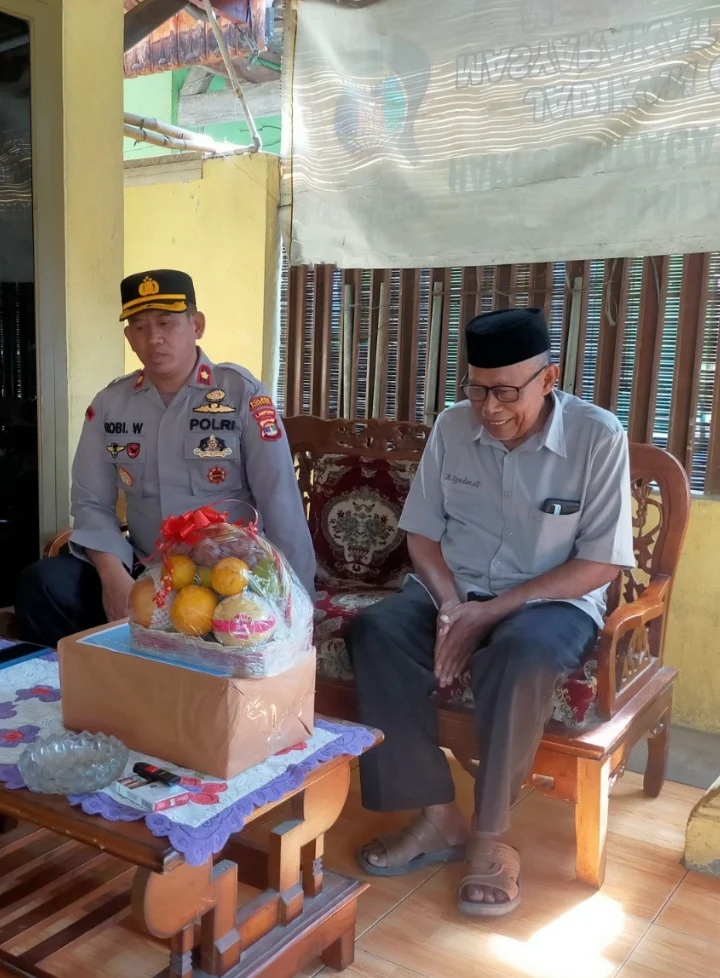 Polres Pringsewu Gelar Anjangsana ke Kediaman Ketua Purnawirawan Polri IMG_20240910_095737
