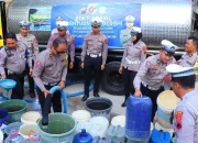 Polres Pekalongan Salurkan Bantuan 28 Ribu Liter Air Untuk Warga Kesesi