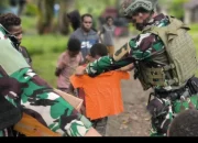 Bagikan Pakaian Gratis, Marinir Habema Tunjukkan Kepeduliannya