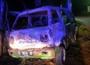 Diduga Konslet Saat Diperbaiki, Sebuah Mobil Suzuki Carry Terbakar