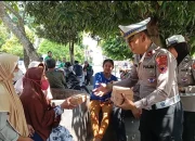 Jumat Berkah, Satlantas Polres Pekalongan Bagikan 100 Paket Makan Siang ke Masyarakat 