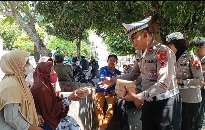 Jumat Berkah, Satlantas Polres Pekalongan Bagikan 100 Paket Makan Siang ke Masyarakat IMG_20240920_164257