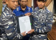 Penyerahan Hasil Pemeriksaan Kapal TB Mitra Cakra 1/TK. Iron Man 8 dari KRI Ajak-653 Koarmada II kepada Lanal Kendari