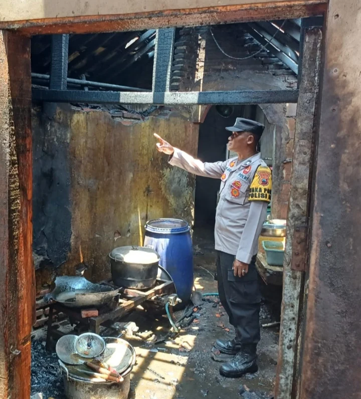 Lupa Matikan Tungku Perapian, Warung Makan di Bojong Pekalongan Terbakar IMG_20240930_150623