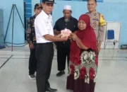 Kepala Desa Sidourip, H Sugiono Serahkan BLT ke 51 Warga Tidak Mampu Di Aula Desa