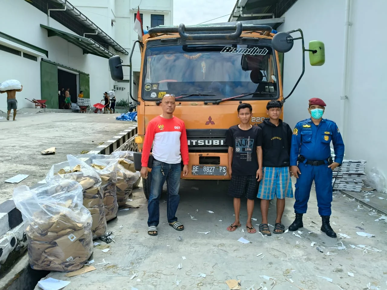 Monitoring Ketat, Polres Muara Enim Pantau Penerimaan Kotak Suara Pilkada 2024 dcdf414d-f142-420c-8bca-ae0978b87ab6