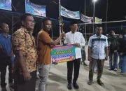 Sabar AS Memberikan Hadiah Juara I Putra dan Putri Open Turnamen Bola Volly Bupati Cup I Kubu Sutan