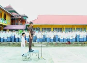 Kajari Pasaman Sobeng Suradal, S.H., M.H. bertindak sebagai Pembina Upacara Bendera di SMAN 1 Lubuk Sikapaing.