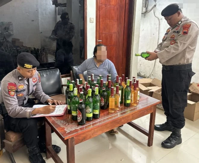 Warung Wilayah Sragi Kena Razia, Ratusan Botol Miras Diamankan IMG-20241010-WA0014