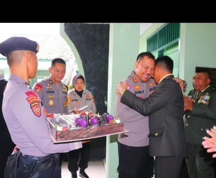 Kapolres Pekalongan Berikan Kejutan Kue Ulang Tahun HUT TNI Ke-79 Untuk Dandim 0710 IMG_20241006_180700