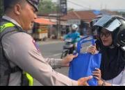 Polantas Polres Pekalongan Berikan Beras dan Minyak Goreng Bagi Pengendara Tertib Berlalu Lintas
