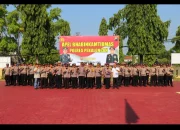 Wakapolres Pekalongan Serahkan 70 Rompi Anti Sayat dan 60 Senter kepada Para Bhabinkamtibmas