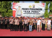Polres Pekalongan Bagikan Buku Saku Pedoman Netralitas Anggota Polri dalam Pilkada 2024