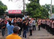 Peserta Aksi Damai dari AMKP Aliansi Masyarakat Kabupaten Pekalongan Sampaikan Terima Kasih kepada Polisi