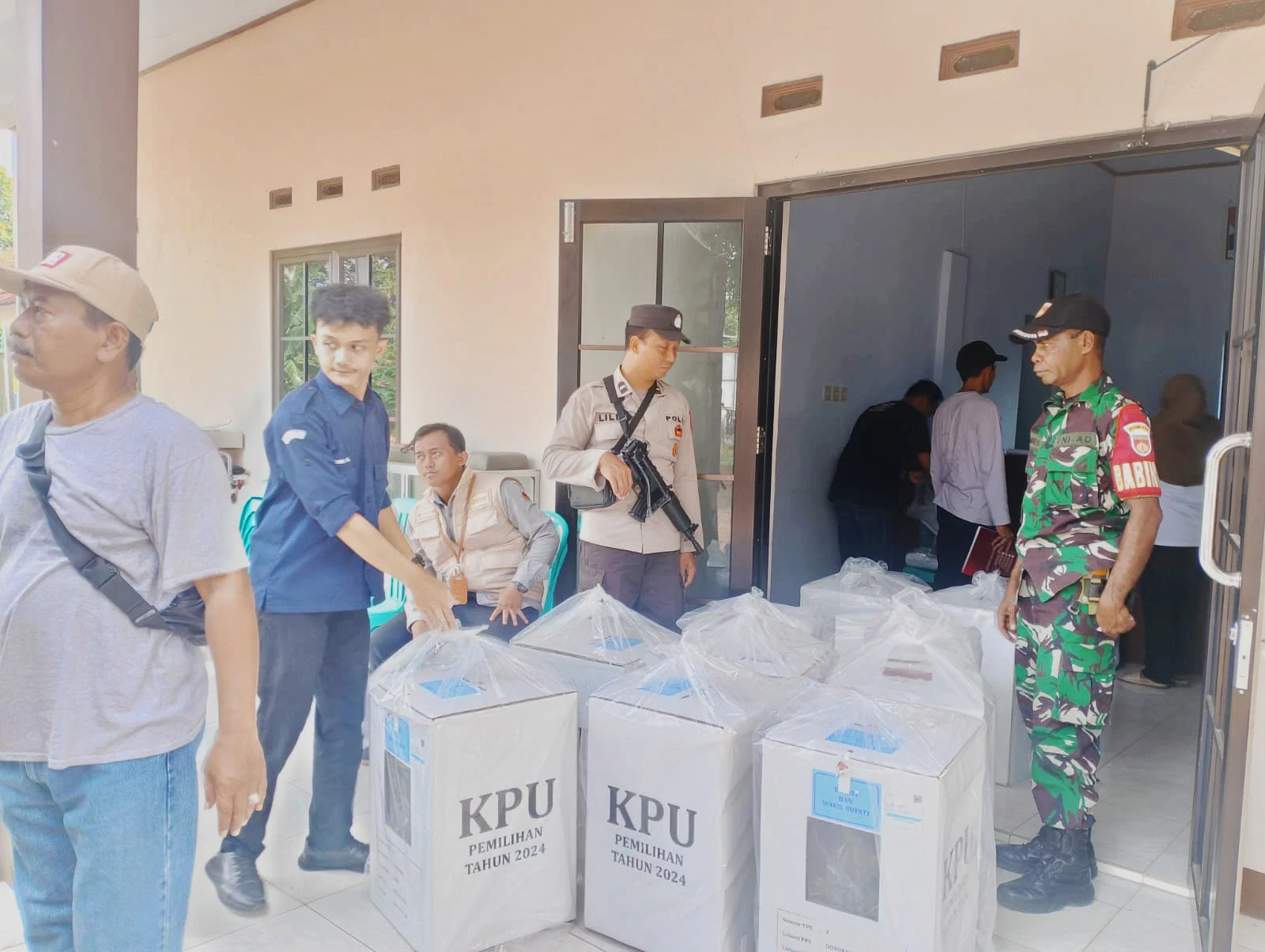 TNI-Polri Kawal Pendistribusian Logistik Pilkada dari PPK ke PPS IMG-20241125-WA0008