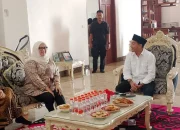 Usai Pilkada Hj Erlis Afriyanti Silaturahmi ke kediaman H.Iman Irdian Saragih.