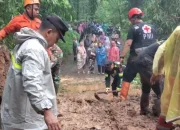 TNI-Polri Bersama Instansi Terkait Evakuasi Pohon Tumbang
