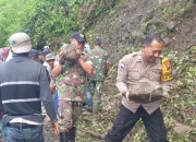 Tebing 100 Meter di Kandangserang Pekalongan Longsor, TNI-Polri dan Warga Gerak Cepat Evakuasi