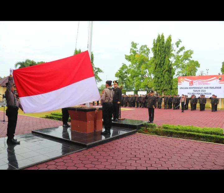 Upacara Bendera Peringati Hari Pahlawan Tahun 2024, Wakapolres Pekalongan: Kita Tidak Boleh Lelah Untuk Berbuat yang Terbaik IMG_20241110_135607