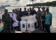 Perjuangan Tanpa Batas, Personel Polres Ketapang Bersama Anggota TNI Seberangi Lautan Guna Antarkan Logistik Pemilukada Serentak
